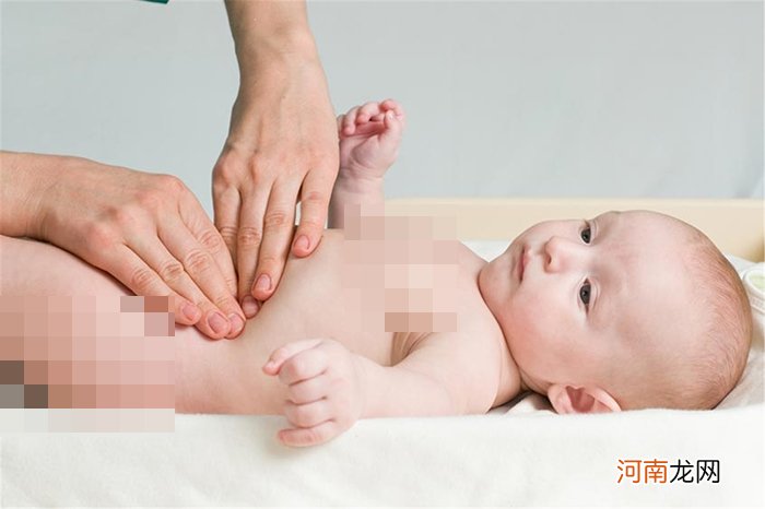 宝宝太小不能摸，容易感染细菌？错！父母用对方法更有助于发育