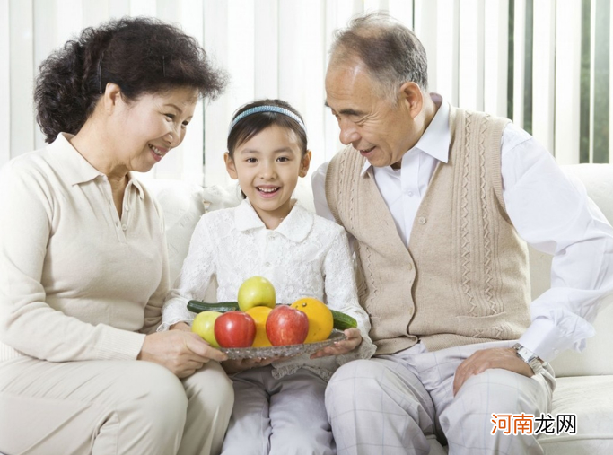 孩子应该给姥姥带还是给奶奶带？过来人的结论：给谁都不如亲自带