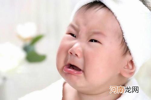 为什么宝宝看到“某人”时会突然大哭？并非迷信，父母心里要有数