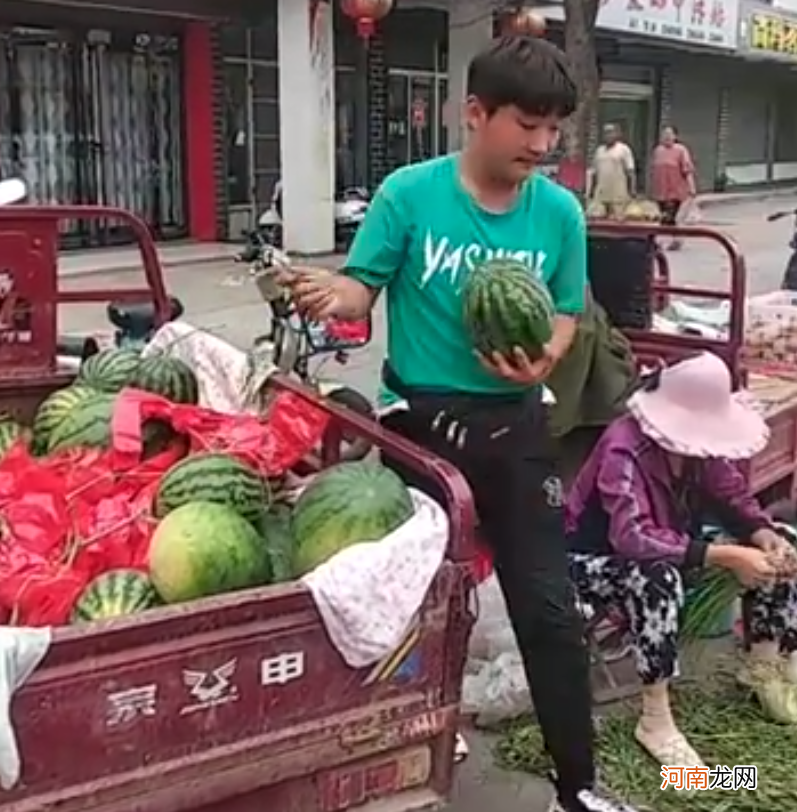 孩子上学不努力，父亲想了个狠招，总算让孩子认清楚现实