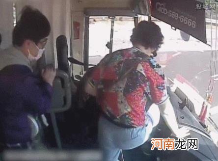 大巴司机突发疾病大妈果断踩刹车 救了一车人的命