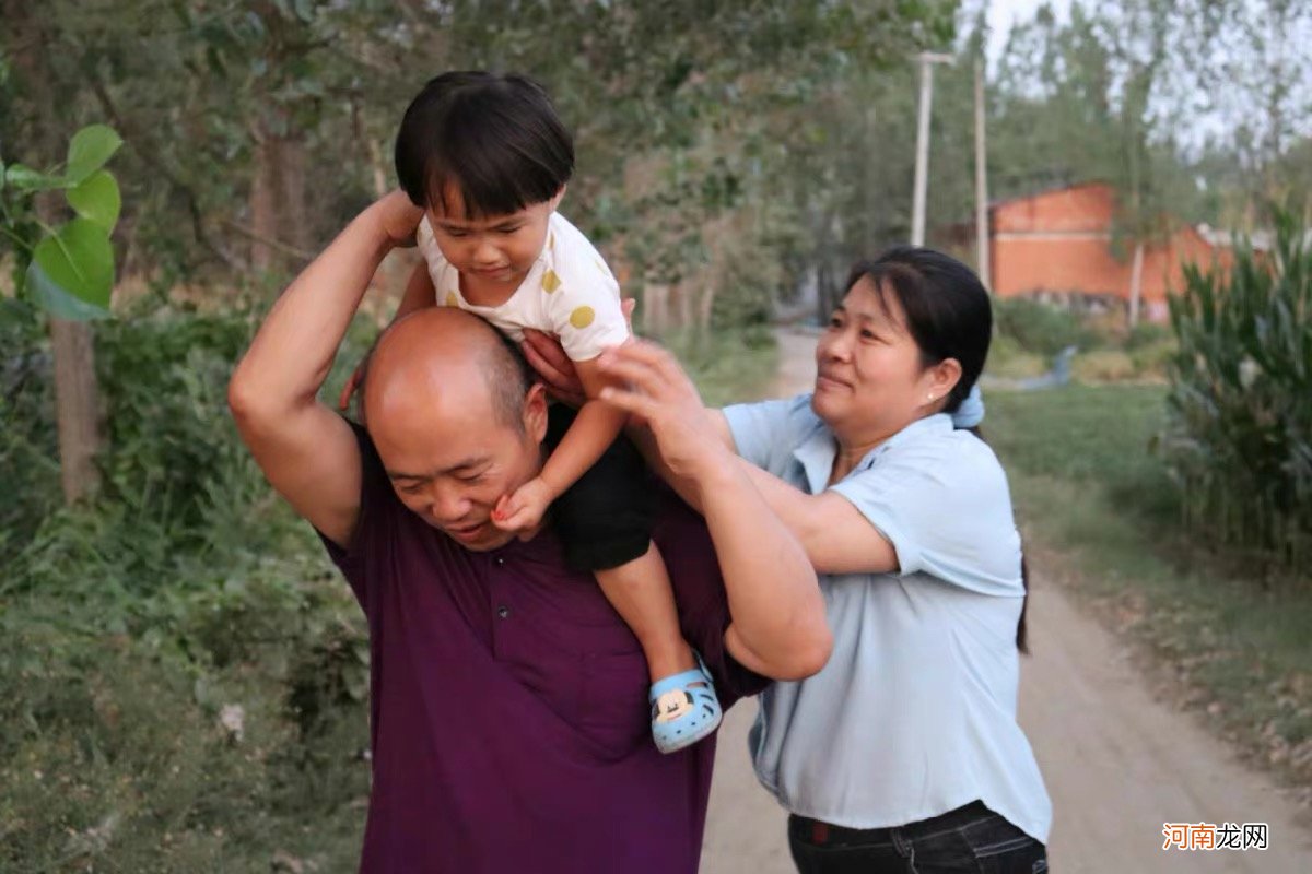 奶奶帮孙女写暑假作业：孤军奋战的妈妈，最怕没有底线的老人！