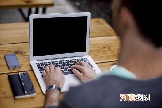 “我硕士学历，跟月嫂一个工资”：低端岗位，正在收割中产的口袋