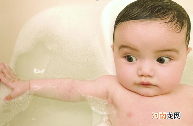 宝宝洗澡时不同举动，可以看出性格的差别，你家孩子属于哪种