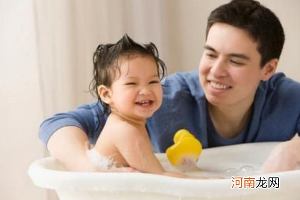 宝宝洗澡时不同举动，可以看出性格的差别，你家孩子属于哪种