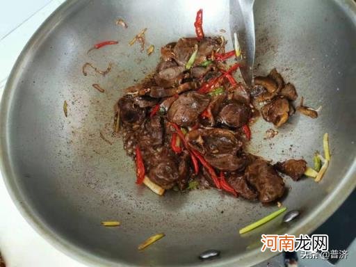 炒红萝卜丝怎么炒好吃 红萝卜和什么菜一起炒好吃？