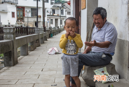 为啥不建议姥姥带娃？看完姥姥一天的日常，才知道带娃多辛苦