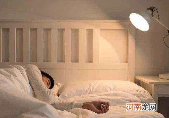 睡觉开灯对人有没有危害跟好处 睡觉开灯对人的危害