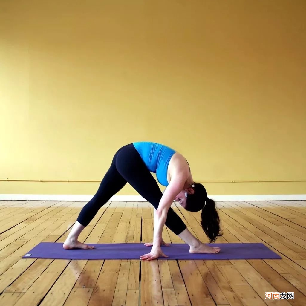 初练瑜伽基本动作在家练 瑜伽每天必练8个动作