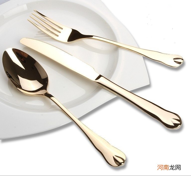 国际礼仪西餐一定要左叉右刀吗 左刀右叉还是左叉右刀