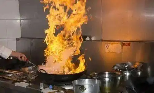 油锅起火应该怎么灭火 油锅起火应该使用什么方法扑灭