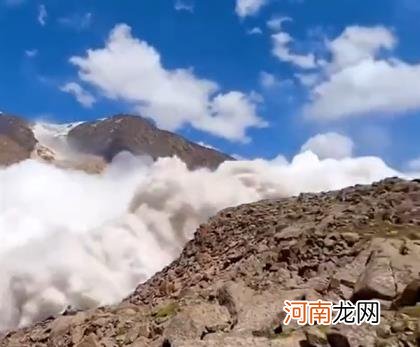 网友实拍吉尔吉斯坦天山雪崩：最后一秒躲石头后成功避险
