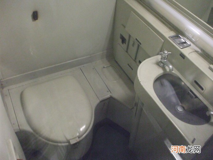 飞机卫生间粪便是怎么处理的 飞机厕所粪便往哪里排