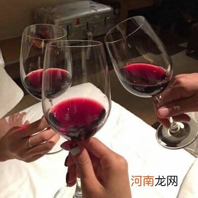 看她配不配 她不配什么意思