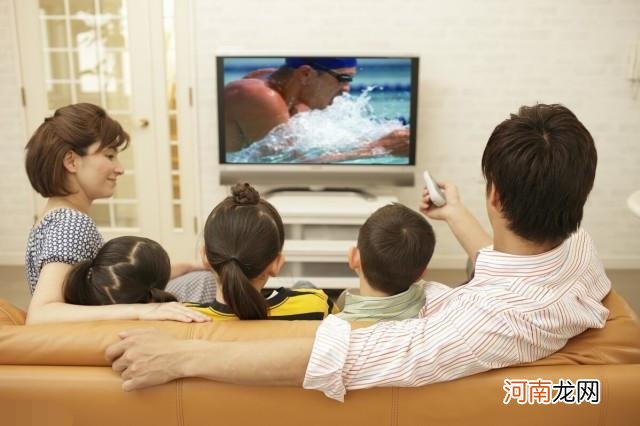 电视里出现“不宜”画面时，该捂眼睛还是换台？许多父母没有做对