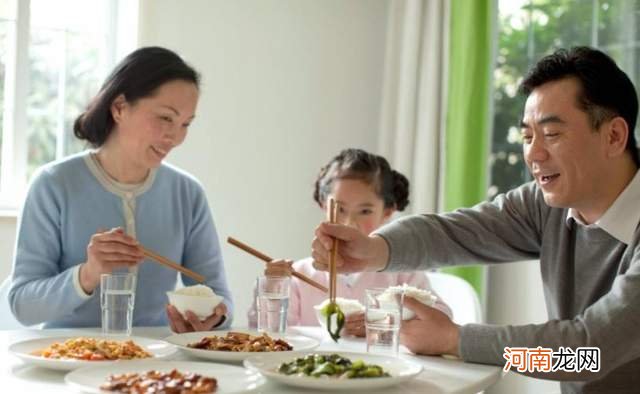 孩子将来孝不孝顺，看饭桌上这三个细节，不用等到三十年后