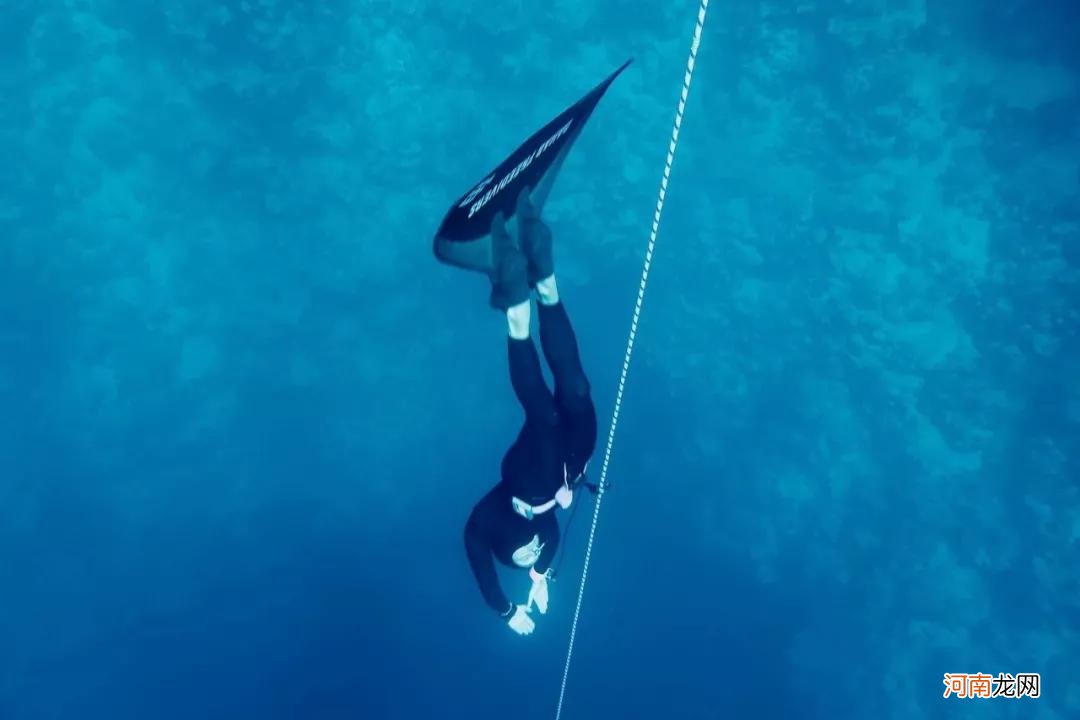 自由潜是有多鄙视水肺潜水 水肺潜水和自由潜水的区别