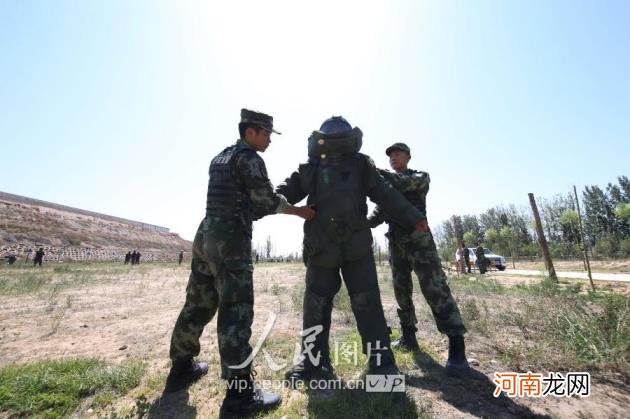 武警战士高温下全副武装训练是怎么回事，关于武警官兵训练的新消息。