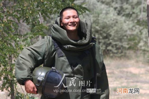 武警战士高温下全副武装训练是怎么回事，关于武警官兵训练的新消息。