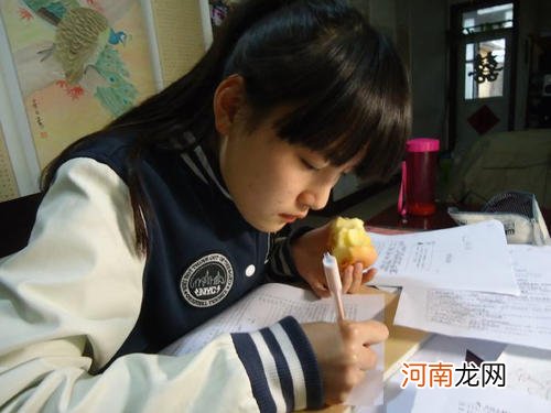 博士妈妈被女儿抄几个生字给逼哭!网友:不能怪孩子