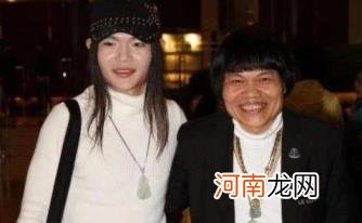 他是最丑演员，妻子一夜败光上亿家产，儿子留长发化浓妆太夸张