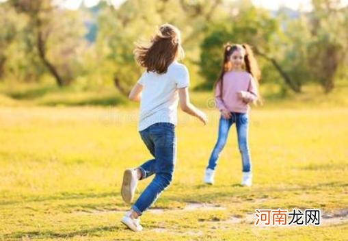 “天天玩手机”的小孩，跟“不玩手机”的小孩，这3方面差距很大