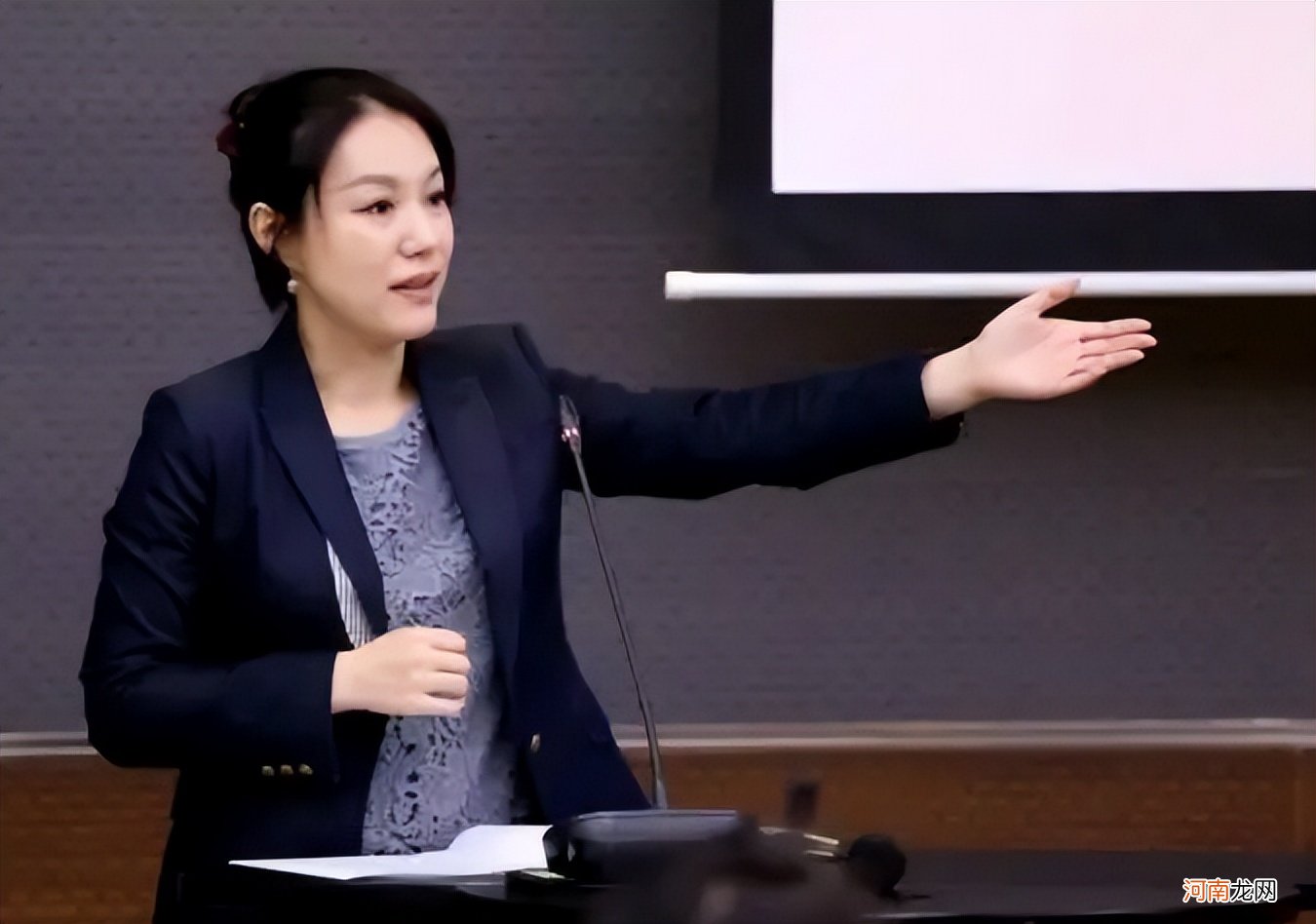 名牌大学教授级别工资多少 大学教授的工资多少钱一个月