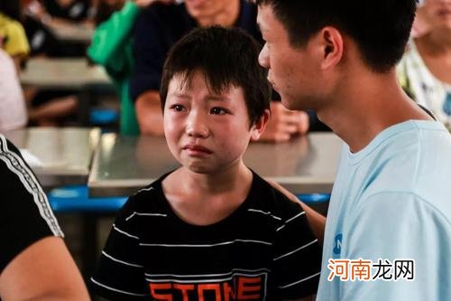 著名心理学家：父母的这5种行为，正在培养一个低情商的孩子