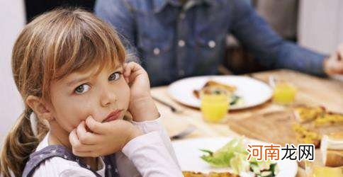 小孩爱吃零食的原因分析 宝宝爱吃零食不爱吃饭怎么办