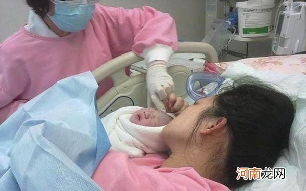 产妇生完孩子，护士为啥会问“宝宝是男是女？”四个用意很暖心