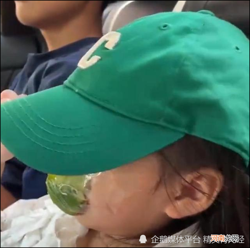 广东：妈妈用橘子皮给女儿做口罩防晕车，网友却吵起来了