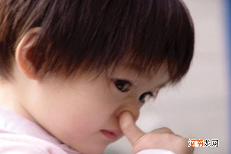 经常挖鼻孔的孩子，将来可能会面临这3种局面，对孩子都没好处