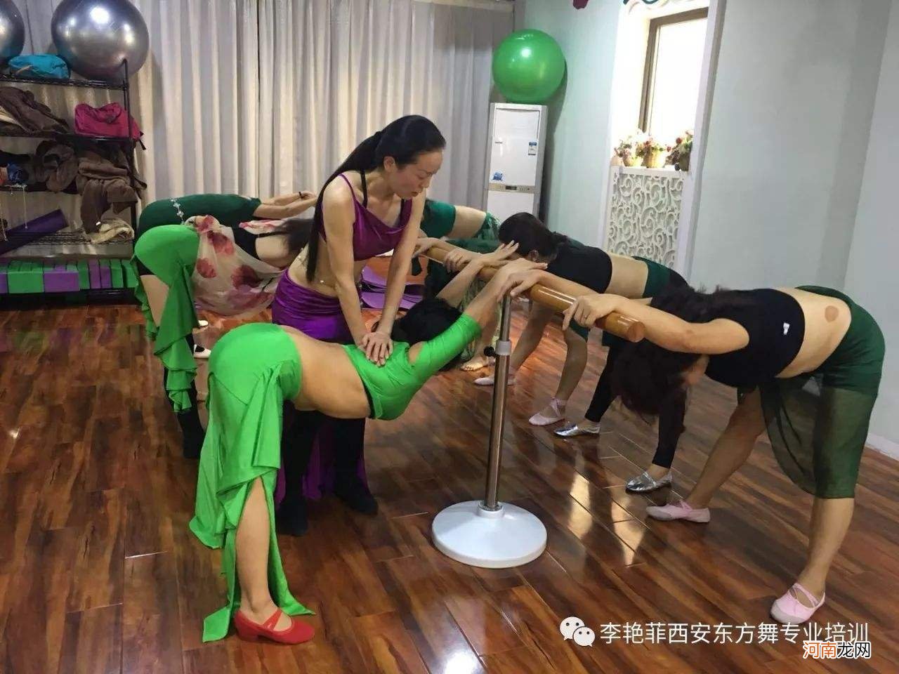 职场健康课张静美腿 职场健康课主持人张静丝袜