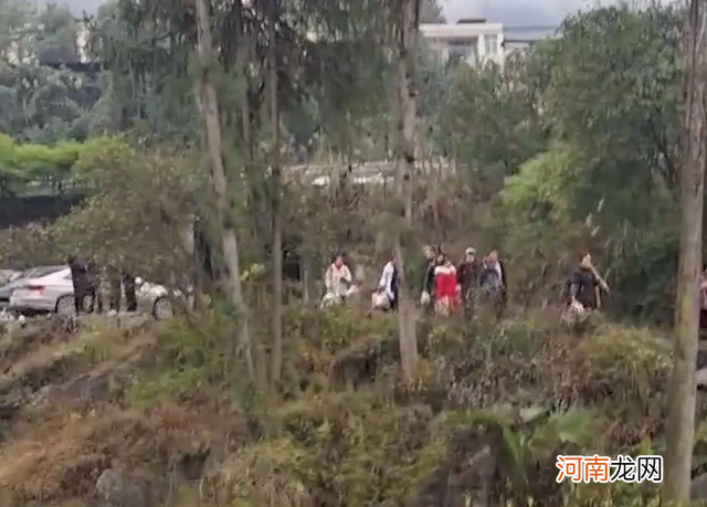 重庆：二胎宝妈坐月子期间娘家人组团来探望，弯弯山路全是人！
