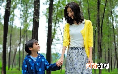 孩子应该由谁带？妈妈带娃和不带娃的区别，大多体现在4件事上