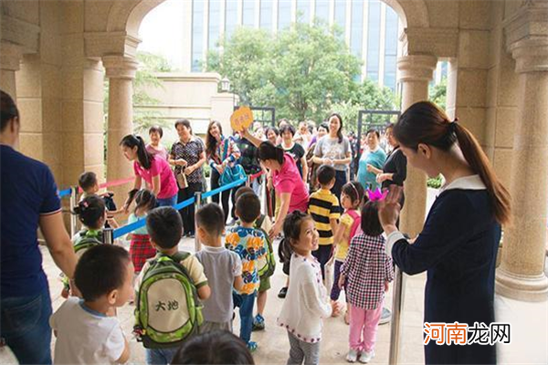 幼儿园将延迟至6点放学，接送问题就能解决了？新问题也随之而来