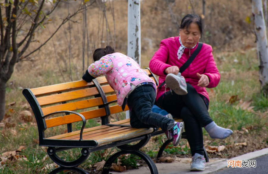 有3种老人不适合帮子女带孩子，求情也不行，原因很现实