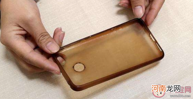 手机壳发黄|手机壳为什么会发黄 手机壳发黄怎么清洗