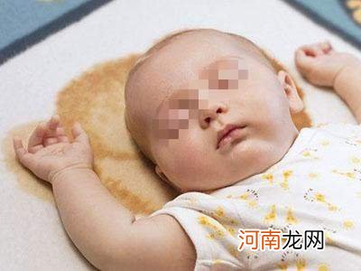 刚出生的宝宝，应该多躺还是多抱？很多父母都做错了