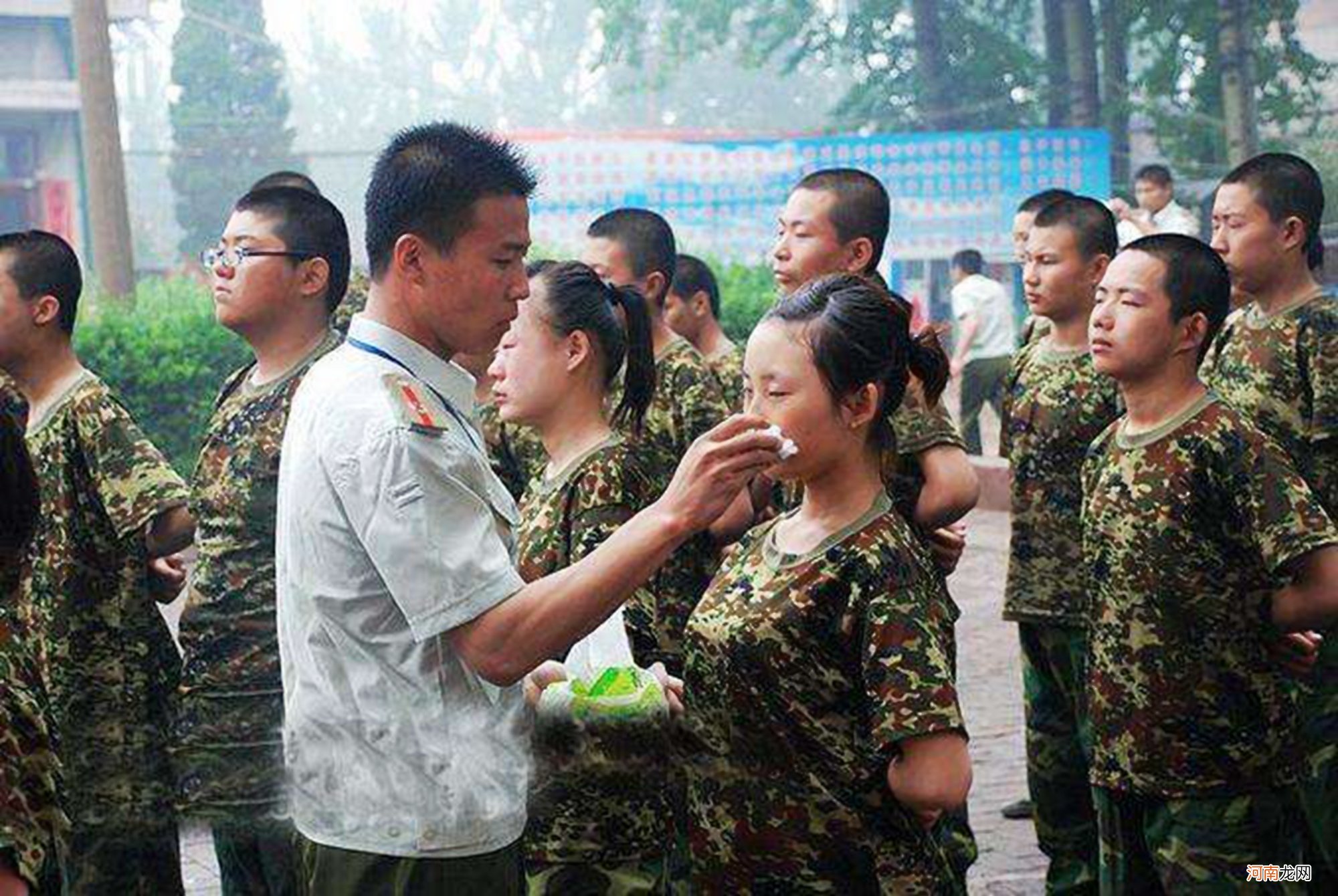 父母甩包袱式育儿轻松一时，葬送孩子一生，“只养不育”太不负责