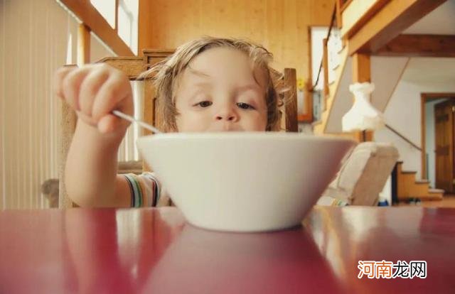 孩子一顿饭吃俩小时？可能源于餐桌上的几条“坏示范”