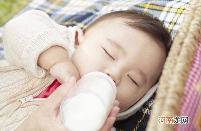 奶睡哄娃真有那么好用？以爱为名的“偷懒”，容易对宝宝发育不利