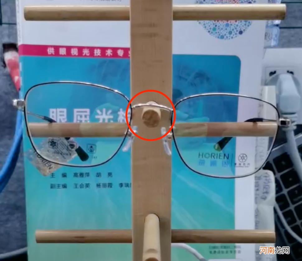 眼镜框架歪了怎么矫正 眼镜一边高一边低怎么调