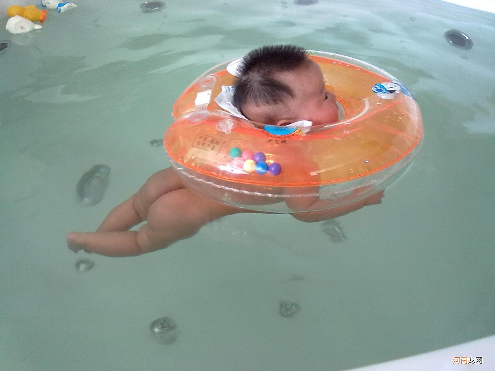 为什么医院给新生儿游泳 医生为什么不建议婴儿游泳