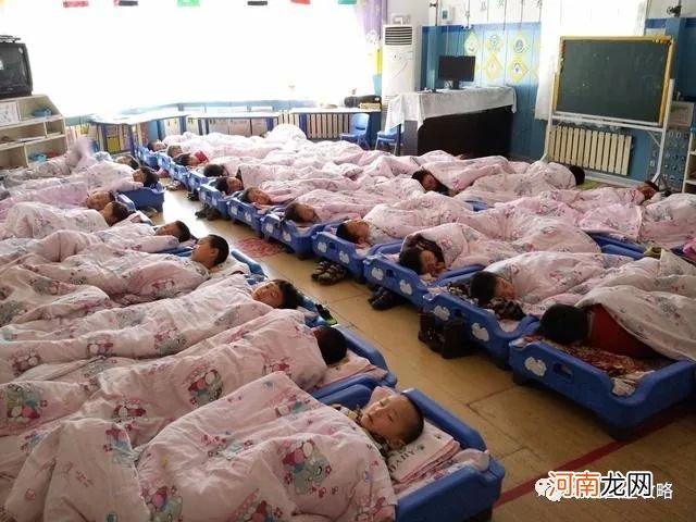 家长操心孩子不睡午觉上了幼儿园怎么办？幼师：别担心，方法很多