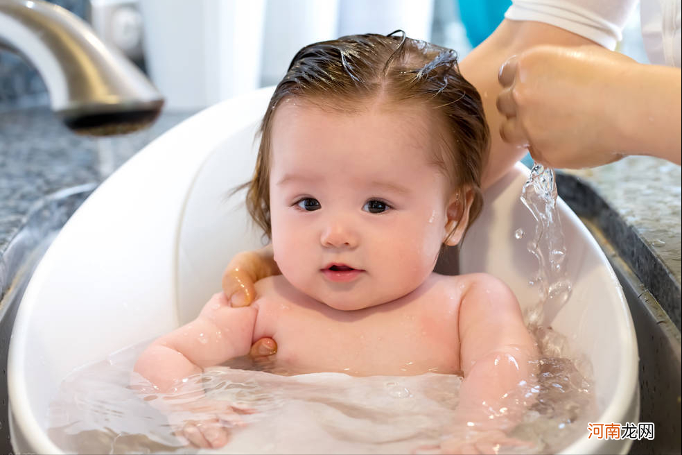 夏天给宝宝洗澡有讲究，家长要避开误区，5种情况下再脏也别洗