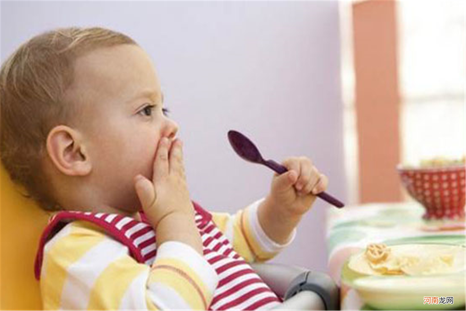 宝宝都是“吃饭困难户”？爸妈学会这两招，宝宝也能自主吃辅食