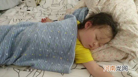 宝宝睡觉踢被子是什么原因 宝宝睡觉踢被子是热吗