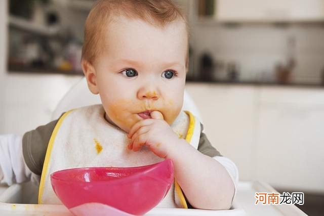 宝宝爱吃手，阶段不同结果不同，特别是第二阶段：需引起父母重视