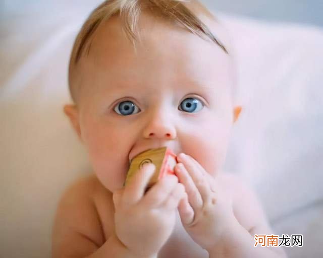 宝宝爱吃手，阶段不同结果不同，特别是第二阶段：需引起父母重视